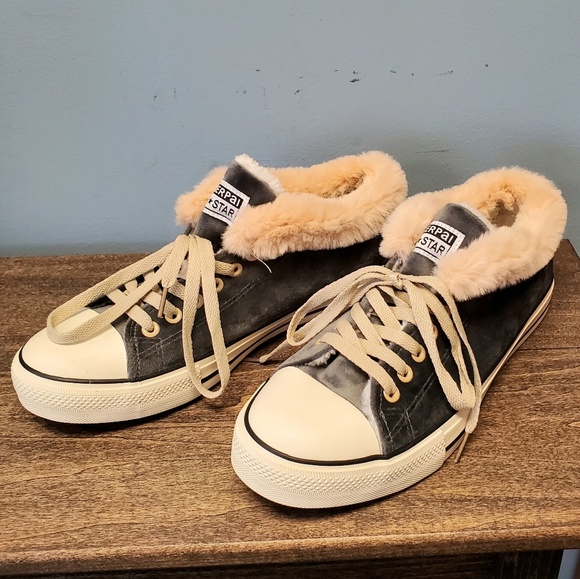 Shoes - NWOT Beierpai 8er Star Sneakers